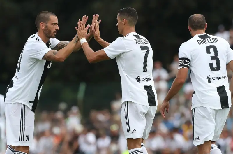 Tra selfie, sorrisi e autografi, Ronaldo lascia subito il segno andando in gol nella tradizionale amichevole tra Juve A e Juve B a Villar Perosa, vinta 5-0 dalla prima squadra.