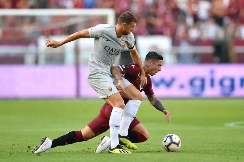 La squadra di Di Francesco, dopo aver colpito tre pali, esulta all'89' con un gioiello del bomber bosniaco, un palo anche per il Toro di Mazzari.