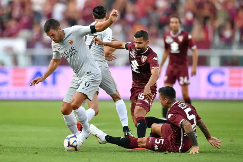 La squadra di Di Francesco, dopo aver colpito tre pali, esulta all'89' con un gioiello del bomber bosniaco, un palo anche per il Toro di Mazzari.