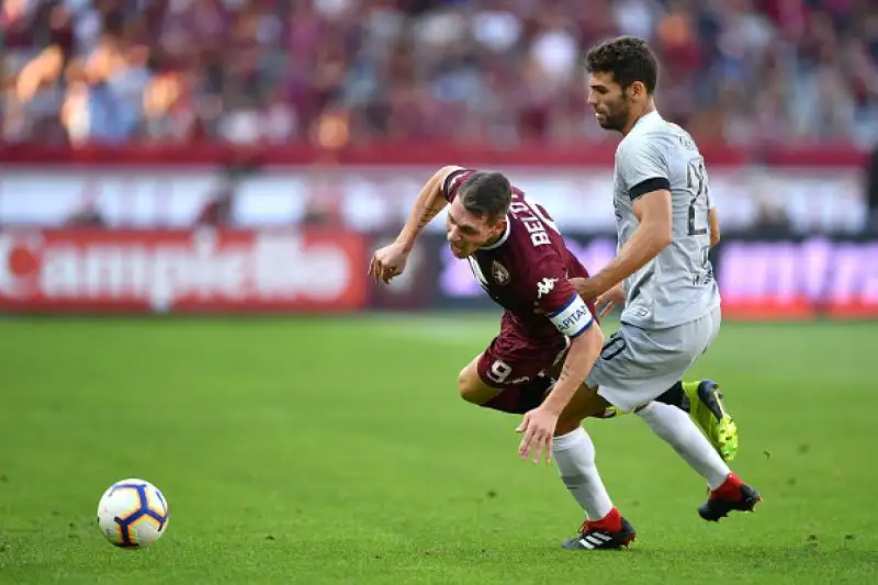 La squadra di Di Francesco, dopo aver colpito tre pali, esulta all'89' con un gioiello del bomber bosniaco, un palo anche per il Toro di Mazzari.