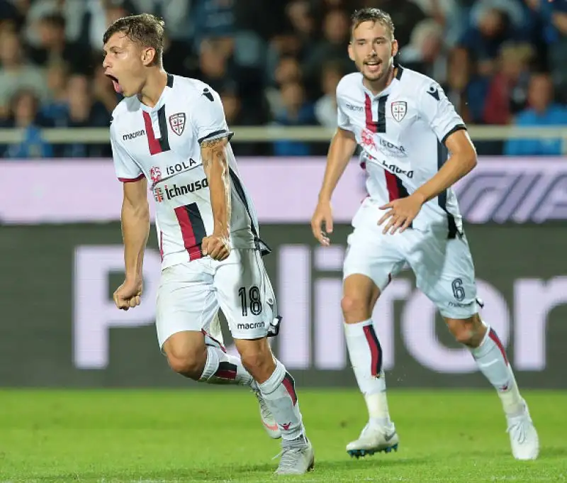 Una punizione di Barella leggermente deviata da Pasalic batte Berisha, i sardi vincono all'Azzurri d'Italia per il secondo anno consecutivo.