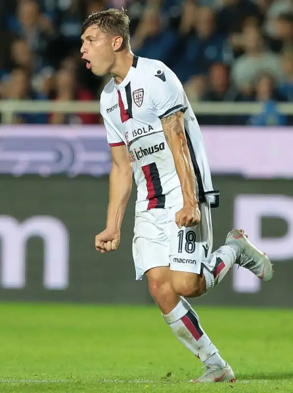Una punizione di Barella leggermente deviata da Pasalic batte Berisha, i sardi vincono all'Azzurri d'Italia per il secondo anno consecutivo.