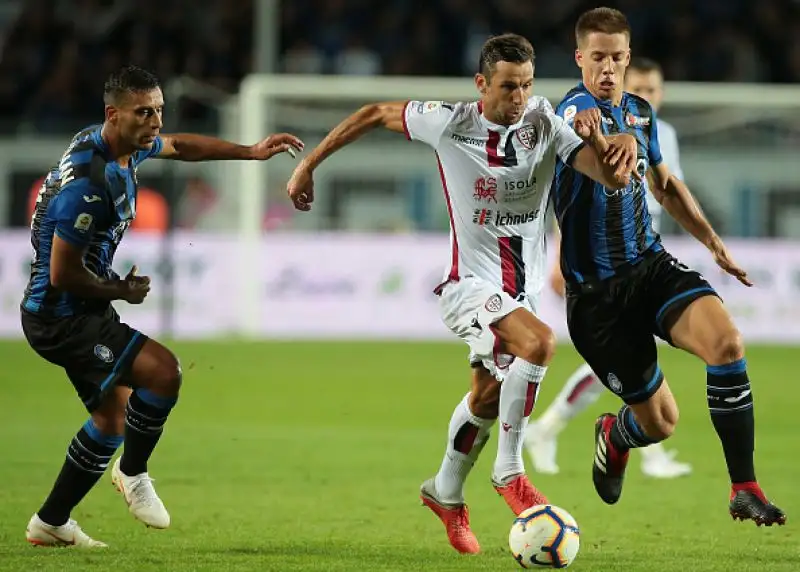 Una punizione di Barella leggermente deviata da Pasalic batte Berisha, i sardi vincono all'Azzurri d'Italia per il secondo anno consecutivo.