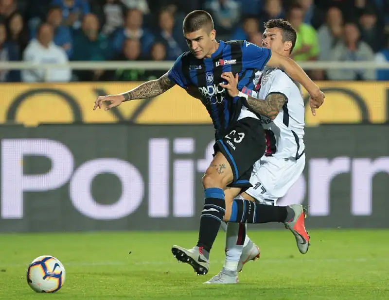 Una punizione di Barella leggermente deviata da Pasalic batte Berisha, i sardi vincono all'Azzurri d'Italia per il secondo anno consecutivo.