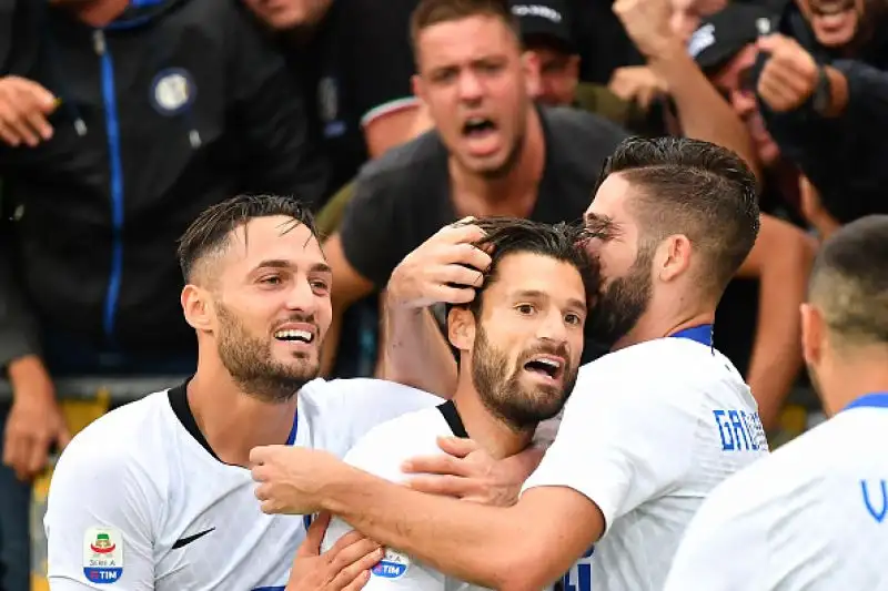 Al suo esordio in campionato in maglia neroazzurra Nainggolan va subito a segno e sblocca il risultato a Bologna. Candreva e Perisic arrotondano il risultato nel finale.