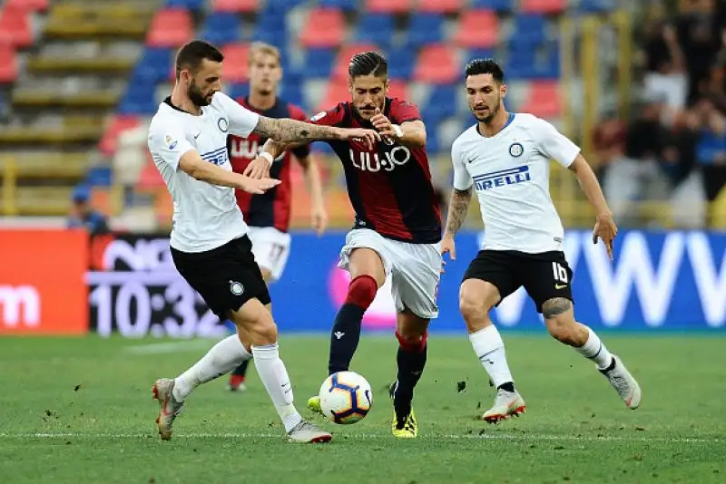 Al suo esordio in campionato in maglia neroazzurra Nainggolan va subito a segno e sblocca il risultato a Bologna. Candreva e Perisic arrotondano il risultato nel finale.