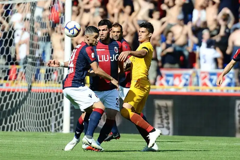 Con un gol per tempo di Mattiello e Santander, i rossoblu si sbloccano e ottengono la prima vittoria della stagione contro una brutta Roma.