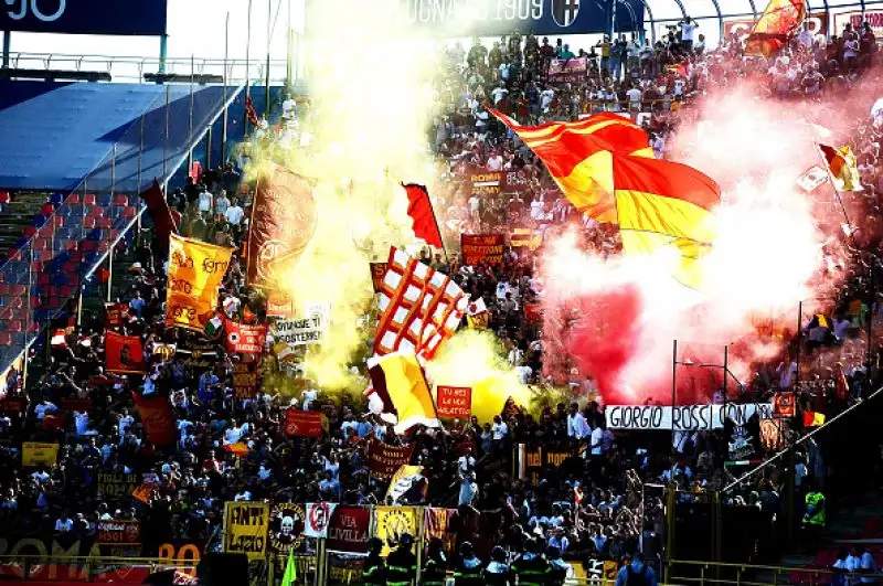 Con un gol per tempo di Mattiello e Santander, i rossoblu si sbloccano e ottengono la prima vittoria della stagione contro una brutta Roma.