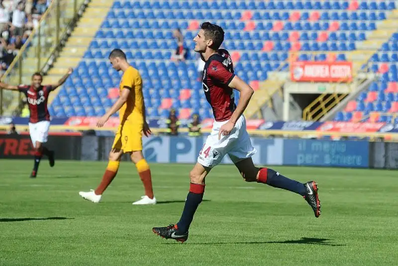 Con un gol per tempo di Mattiello e Santander, i rossoblu si sbloccano e ottengono la prima vittoria della stagione contro una brutta Roma.