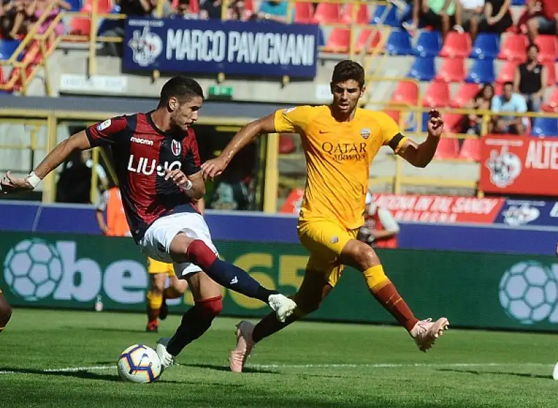 Con un gol per tempo di Mattiello e Santander, i rossoblu si sbloccano e ottengono la prima vittoria della stagione contro una brutta Roma.