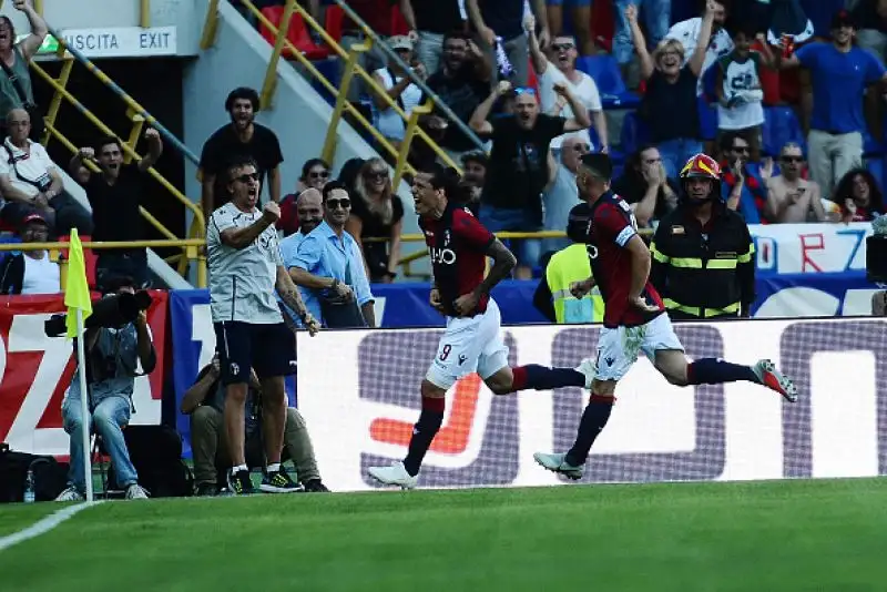Con un gol per tempo di Mattiello e Santander, i rossoblu si sbloccano e ottengono la prima vittoria della stagione contro una brutta Roma.