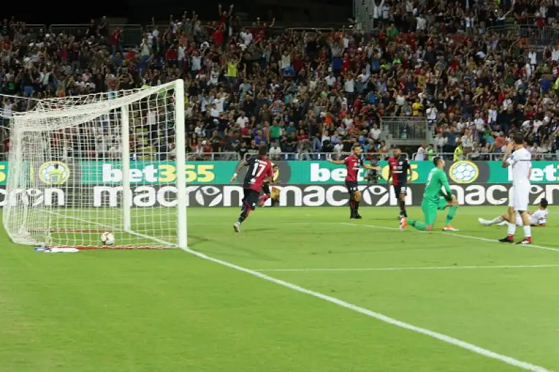 Il primo gol del Pipita fissa l'1-1 contro il Cagliari, in vantaggio grazie a Joao Pedro.