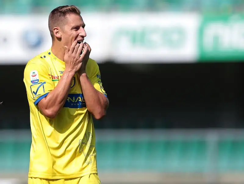 I gol di De Pol e Lasagna regalano tre punti importanti ai friulani che salgono in classifica, il Chievo resta ultimo in classifica.