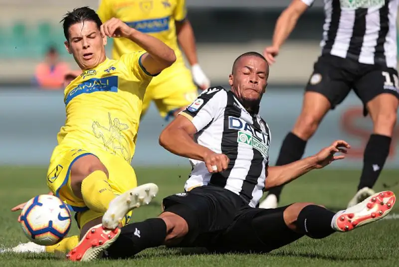 I gol di De Pol e Lasagna regalano tre punti importanti ai friulani che salgono in classifica, il Chievo resta ultimo in classifica.