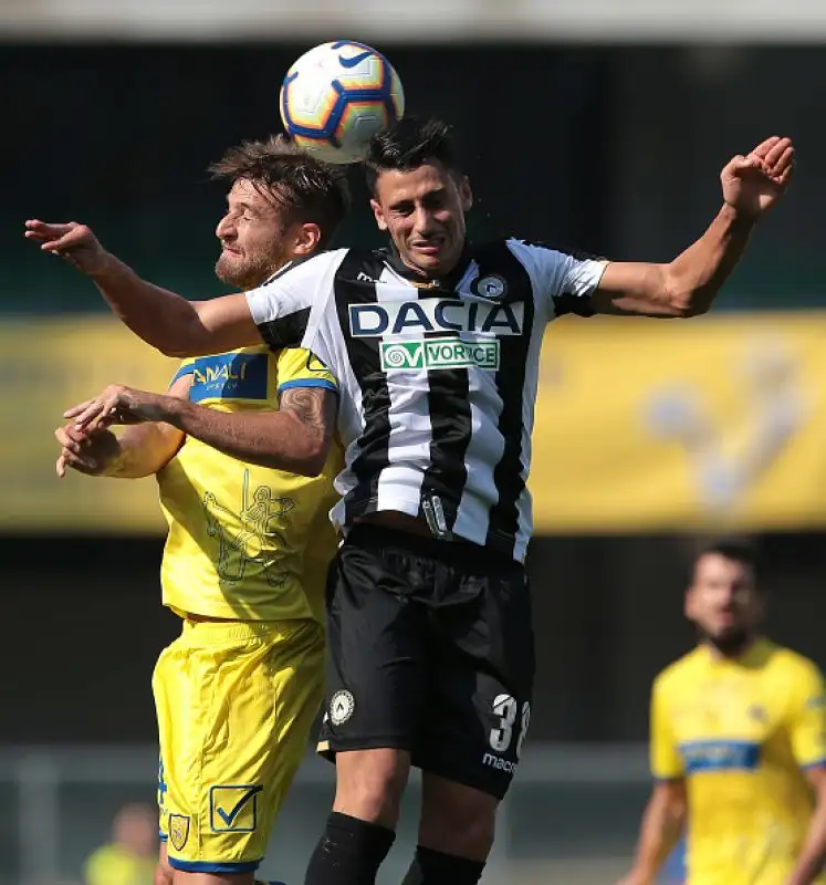 I gol di De Pol e Lasagna regalano tre punti importanti ai friulani che salgono in classifica, il Chievo resta ultimo in classifica.
