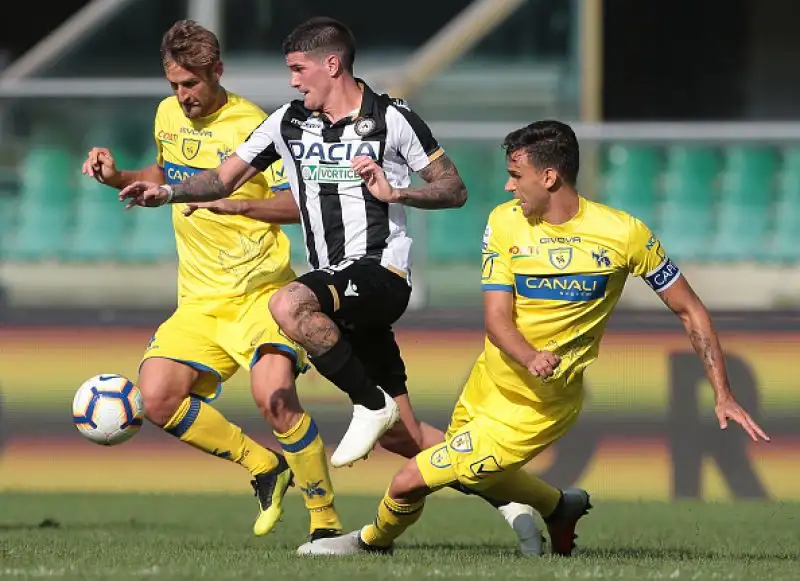 I gol di De Pol e Lasagna regalano tre punti importanti ai friulani che salgono in classifica, il Chievo resta ultimo in classifica.