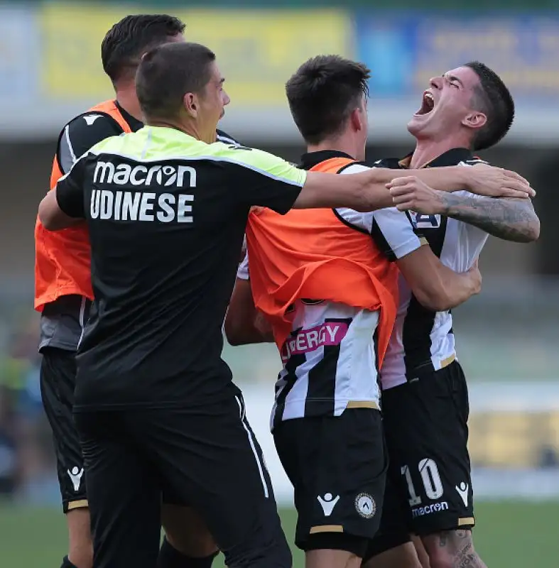 I gol di De Pol e Lasagna regalano tre punti importanti ai friulani che salgono in classifica, il Chievo resta ultimo in classifica.