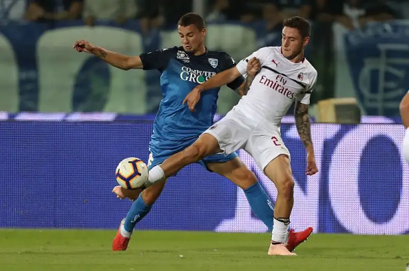 In vantaggio nel primo tempo con un gran tiro di Biglia, i rossoneri si fanno raggiungere nella ripresa da un rigore di Caputo.