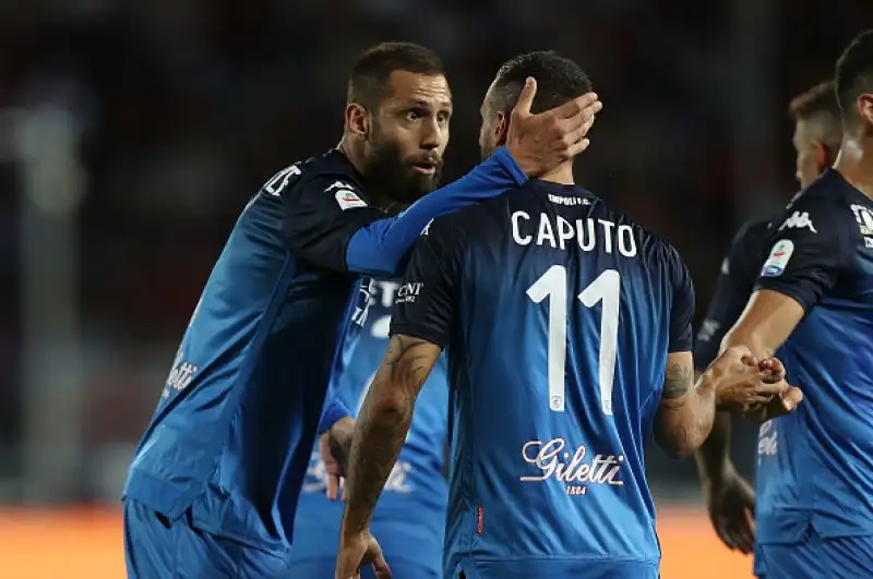 In vantaggio nel primo tempo con un gran tiro di Biglia, i rossoneri si fanno raggiungere nella ripresa da un rigore di Caputo.