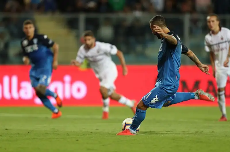 In vantaggio nel primo tempo con un gran tiro di Biglia, i rossoneri si fanno raggiungere nella ripresa da un rigore di Caputo.