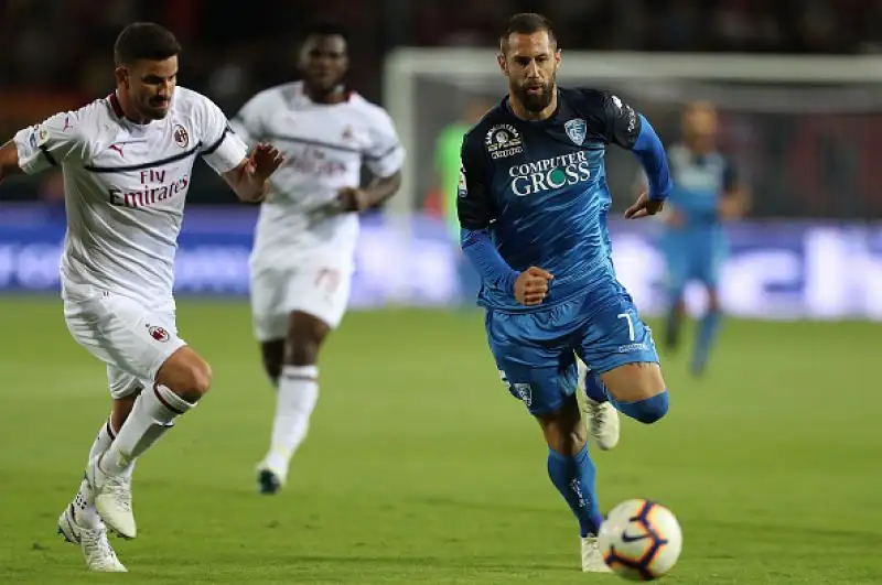 In vantaggio nel primo tempo con un gran tiro di Biglia, i rossoneri si fanno raggiungere nella ripresa da un rigore di Caputo.