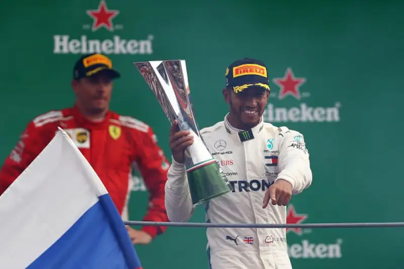 Lewis Hamilton trionfa nella gara di casa della scuderia di Maranello davanti a Raikkonen e Bottas e allunga in classifica generale.