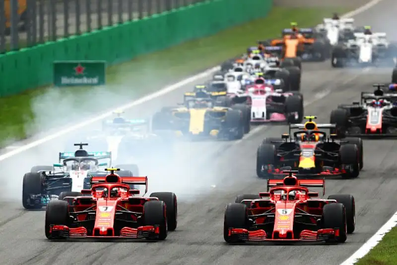 Lewis Hamilton trionfa nella gara di casa della scuderia di Maranello davanti a Raikkonen e Bottas e allunga in classifica generale.