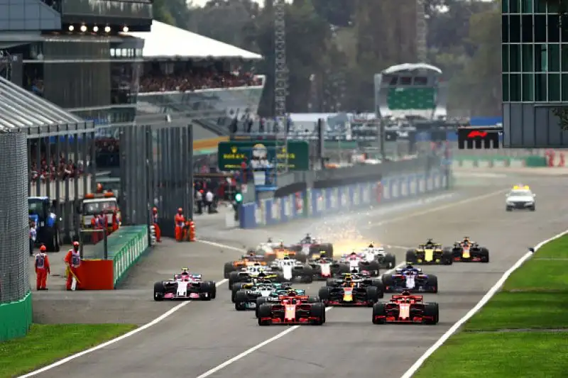 Lewis Hamilton trionfa nella gara di casa della scuderia di Maranello davanti a Raikkonen e Bottas e allunga in classifica generale.