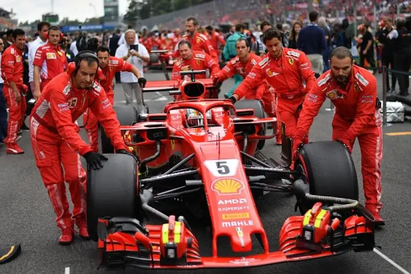 Lewis Hamilton trionfa nella gara di casa della scuderia di Maranello davanti a Raikkonen e Bottas e allunga in classifica generale.