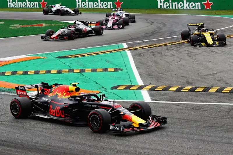 Lewis Hamilton trionfa nella gara di casa della scuderia di Maranello davanti a Raikkonen e Bottas e allunga in classifica generale.