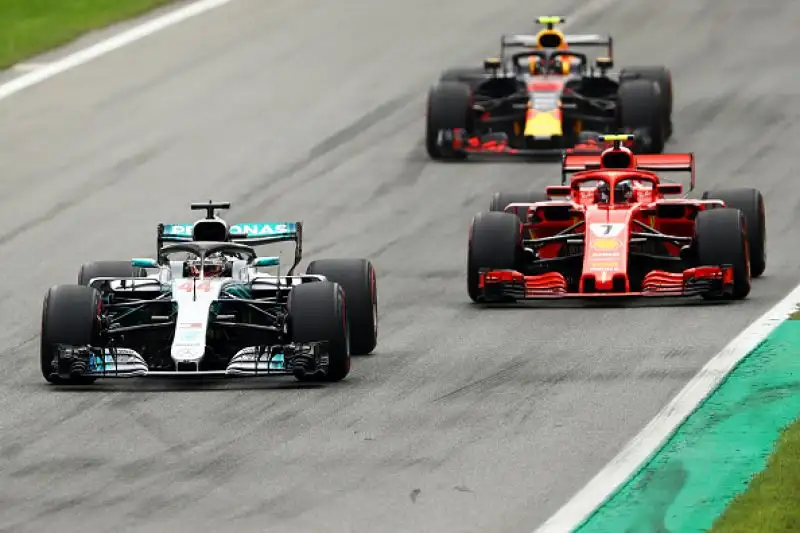 Lewis Hamilton trionfa nella gara di casa della scuderia di Maranello davanti a Raikkonen e Bottas e allunga in classifica generale.