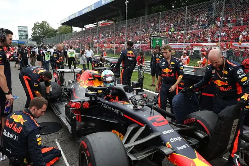 Lewis Hamilton trionfa nella gara di casa della scuderia di Maranello davanti a Raikkonen e Bottas e allunga in classifica generale.