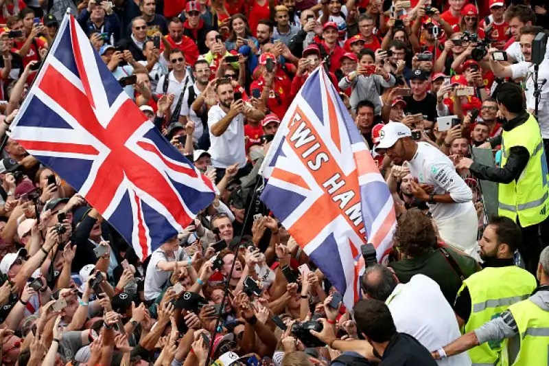 Lewis Hamilton trionfa nella gara di casa della scuderia di Maranello davanti a Raikkonen e Bottas e allunga in classifica generale.