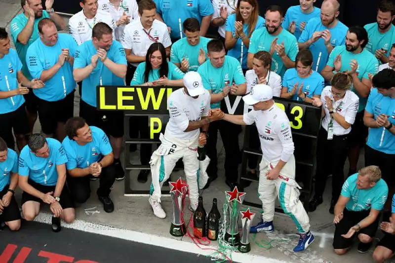Lewis Hamilton trionfa nella gara di casa della scuderia di Maranello davanti a Raikkonen e Bottas e allunga in classifica generale.