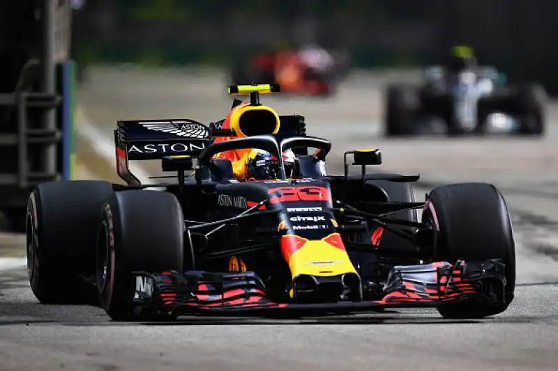 A Marina Bay il pilota della Mercedes domina dall'inizio alla fine.