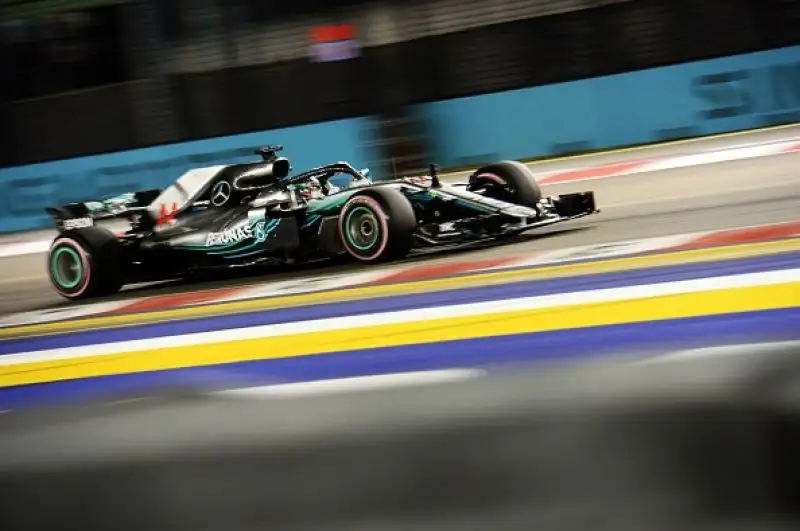 A Marina Bay il pilota della Mercedes domina dall'inizio alla fine.