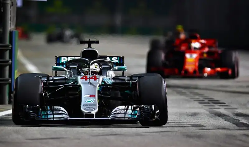 A Marina Bay il pilota della Mercedes domina dall'inizio alla fine.