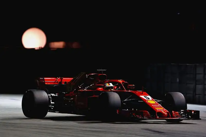 A Marina Bay il pilota della Mercedes domina dall'inizio alla fine.