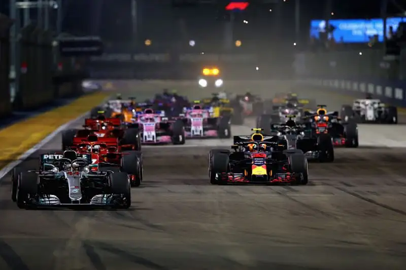 A Marina Bay il pilota della Mercedes domina dall'inizio alla fine.