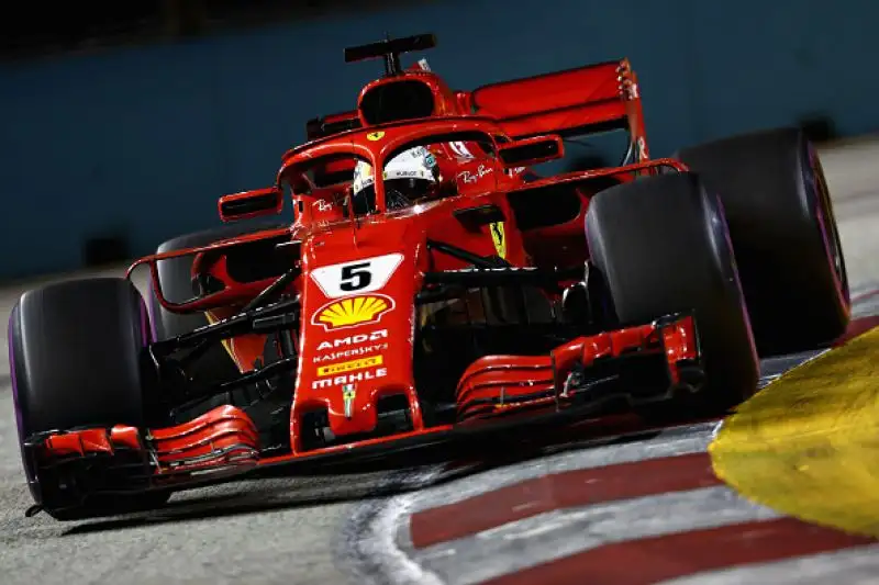 A Marina Bay il pilota della Mercedes domina dall'inizio alla fine.