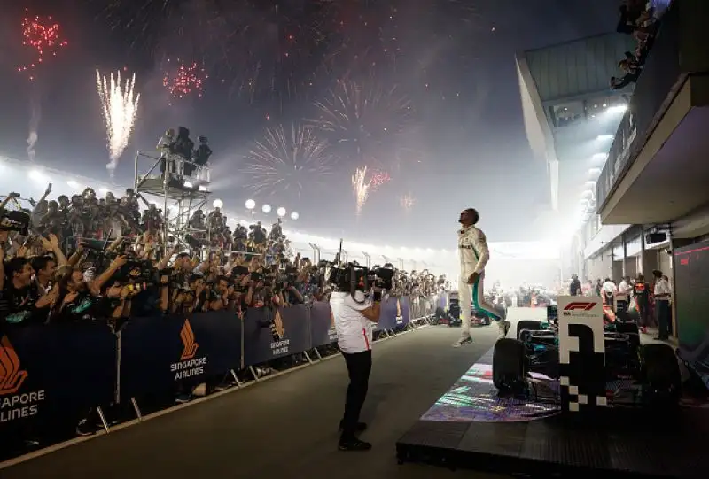A Marina Bay il pilota della Mercedes domina dall'inizio alla fine.