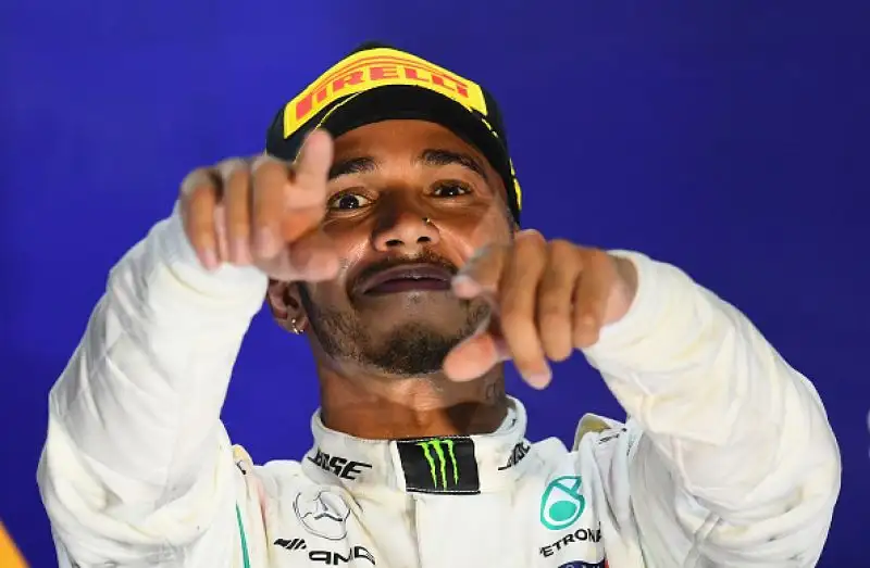 A Marina Bay il pilota della Mercedes domina dall'inizio alla fine.