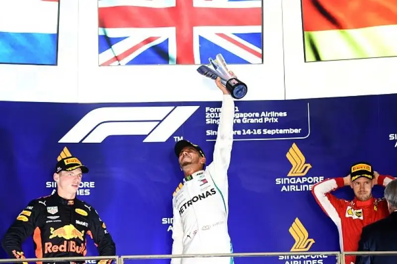 A Marina Bay il pilota della Mercedes domina dall'inizio alla fine.