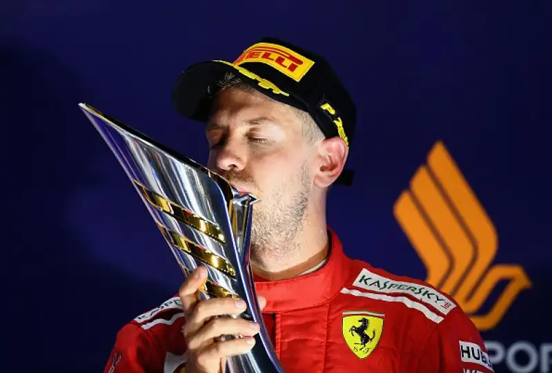 A Marina Bay il pilota della Mercedes domina dall'inizio alla fine.
