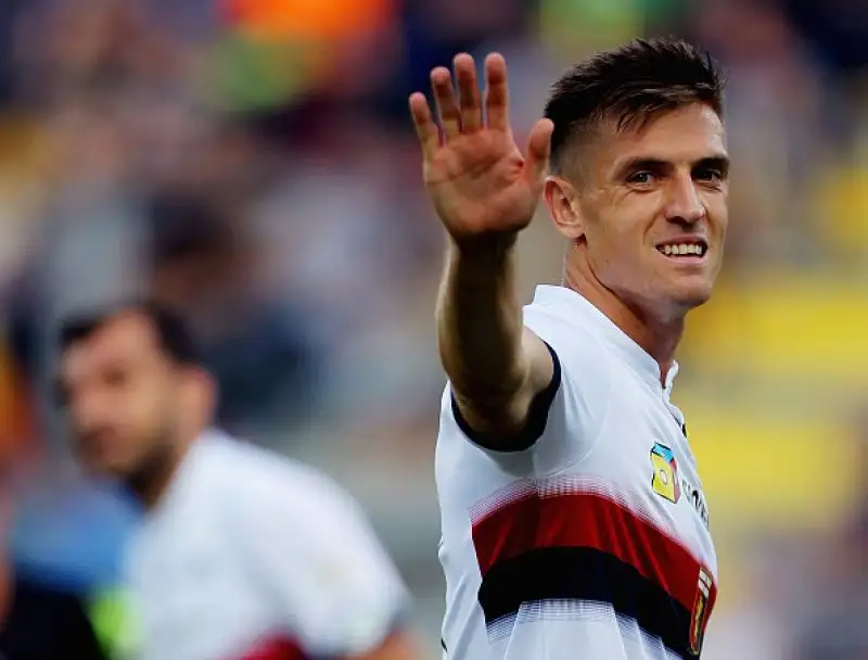 Un grande Piatek (doppietta) trascina il Genoa a Frosinone.