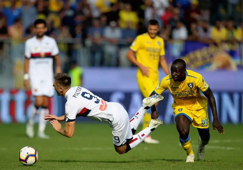 Un grande Piatek (doppietta) trascina il Genoa a Frosinone.