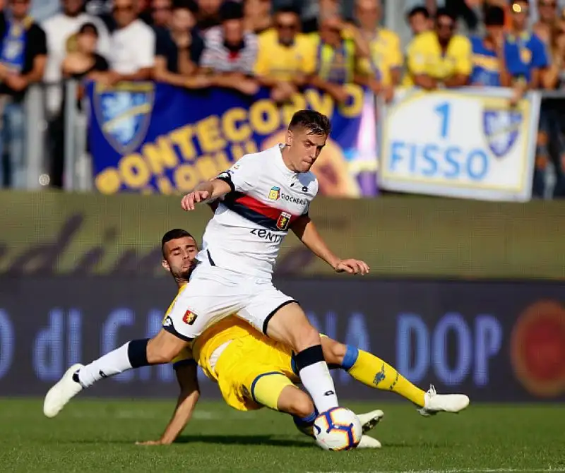 Un grande Piatek (doppietta) trascina il Genoa a Frosinone.