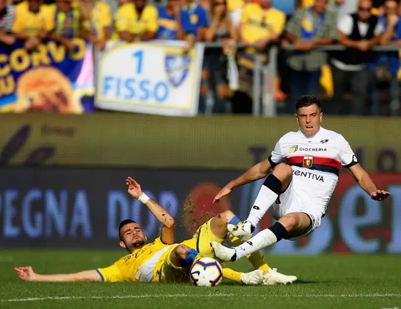 Un grande Piatek (doppietta) trascina il Genoa a Frosinone.