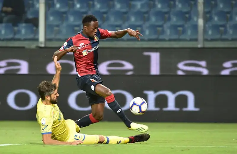 Il Genoa liquida il Chievo, che resta a -1, grazie al sesto gol in sei partite di Krzysztof Piatek.