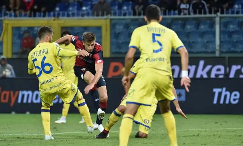 Il Genoa liquida il Chievo, che resta a -1, grazie al sesto gol in sei partite di Krzysztof Piatek.